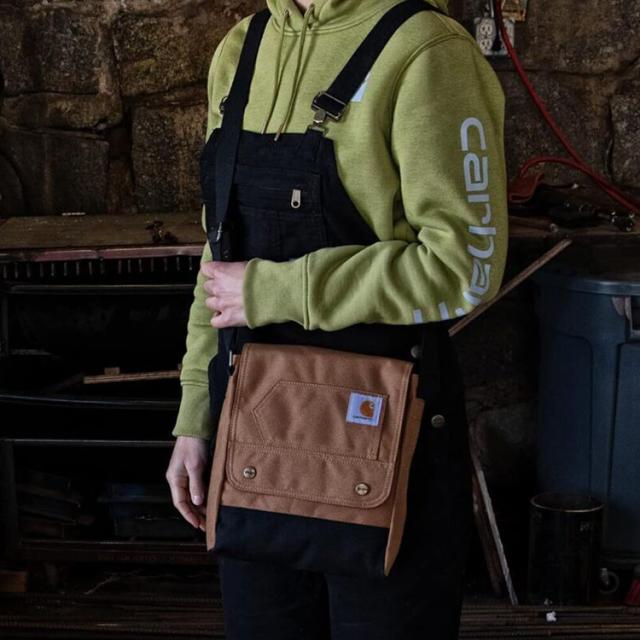 カーハート バッグ ショルダーバッグ 斜め掛け Carhartt CROSSBODY SNAP BAG 肩掛け クロスボディ 定番 撥水 軽量 ブラック ブラウン CB0382 カーハート バッグ ショルダーバッグ 斜め掛け Carhartt CROSSBODY