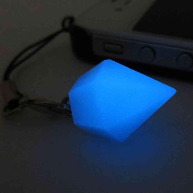 夜光 スマホ イヤホンジャック カバー ストラップ ブルー の通販はau Pay マーケット Sk企画株式会社