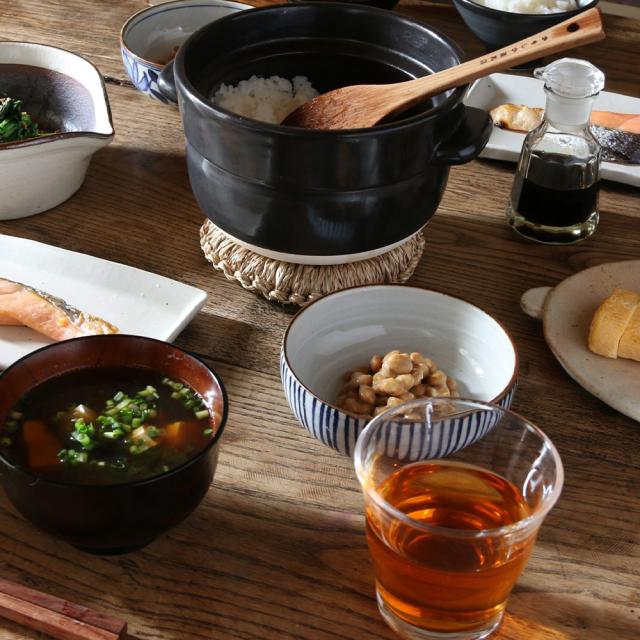 かもしか道具店 ごはんの鍋 白 黒 3合 土鍋 三合炊き 直火 レンジ 炊飯 家族 一人用 二人用 日本製 萬古焼 キッチン ギフト プレゼント お祝い 結婚祝い 贈り物_10