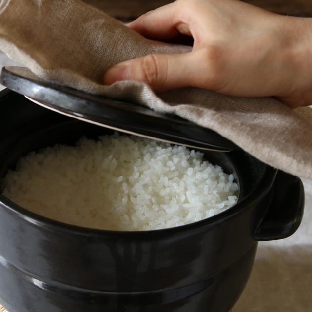 かもしか道具店 ごはんの鍋 白 黒 3合 土鍋 三合炊き 直火 レンジ 炊飯 家族 一人用 二人用 日本製 萬古焼 キッチン ギフト プレゼント お祝い 結婚祝い 贈り物_11