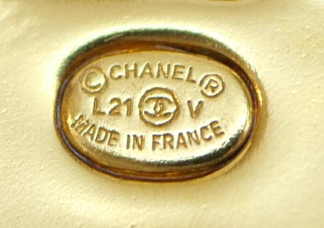 シャネル CHANEL ピアス L21 プレート ロゴ ラインストーン