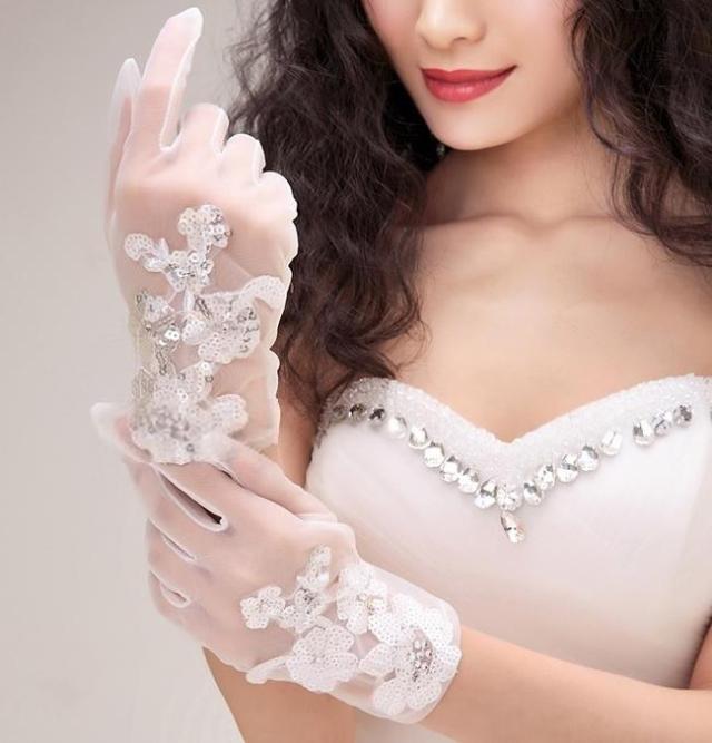 結婚式 ウェデイング ブライダルグローブ 花嫁レース手袋 半透明キラキラグローブ 二次会 パーティー ウェディングドレスと一緒に95 4の通販はau Pay マーケット Shop L Allure ショップ ラリュー