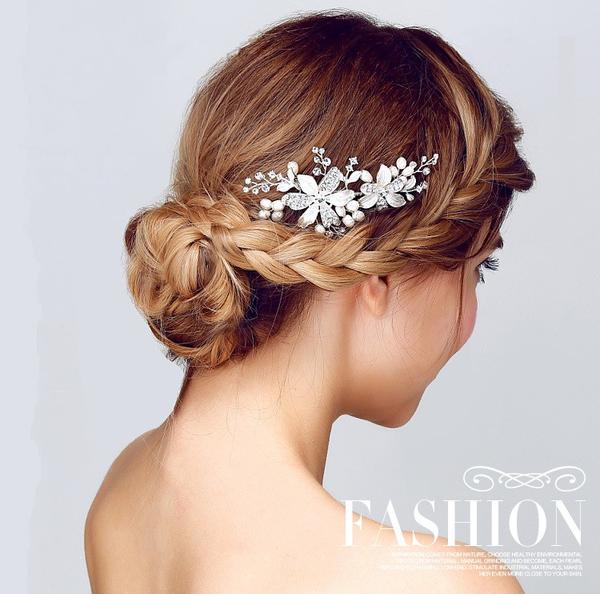 パーティー 二次会 ブライダル 結婚式 ドレスも和服にもよく似合うウェディング髪飾り 華やかなパール百合花 コーム付ヘッドドレスs809の通販はau Pay マーケット Shop L Allure ショップ ラリュー