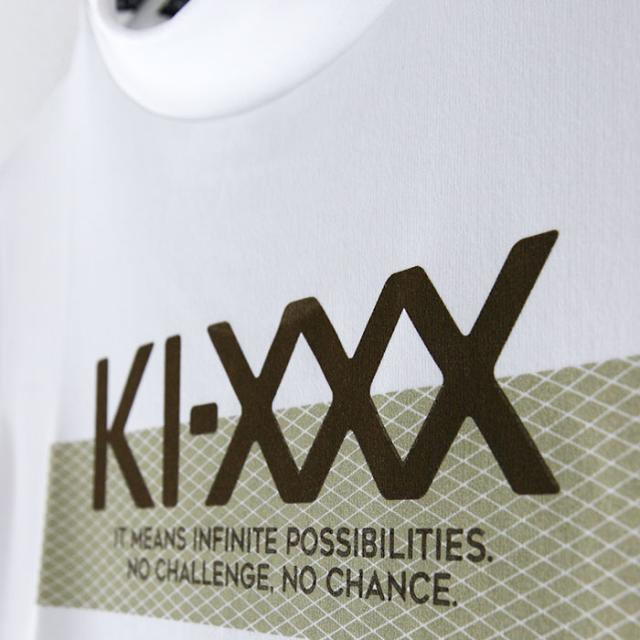 KI-XXX THREE キックスリー ロゴプリント モックネックシャツ