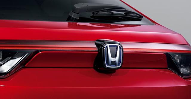 HONDA ホンダ 純正 リアコンビガーニッシュ プレミアムクリスタルレッドメタリック R-565M 08F47-3M0-030 | VEZEL ヴェゼル RV3 RV4 E:HEV EHEV RV5 RV6 honda純正 ホンダ純正 リア ガーニッシュ リア用 リヤ ガーニッシュ リヤ用 取り付け おすすめ 外装 車 部品 パーツ の通販は