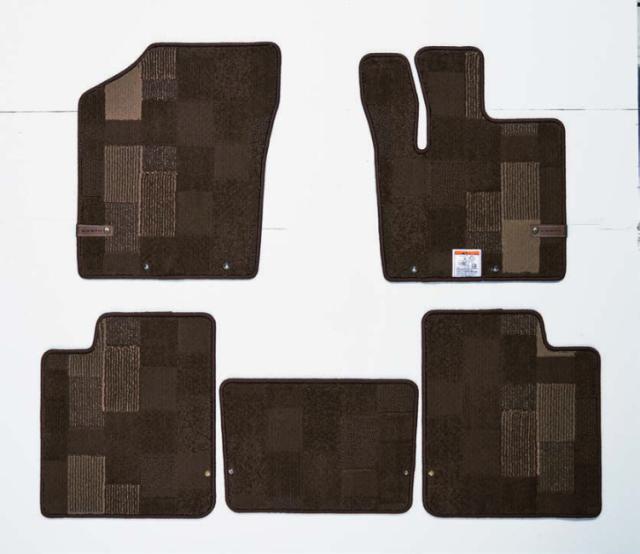 SUZUKI スズキ 純正 フロアマット（ジュータン）〈パッチワーク〉 ブラウン 4WD車用 BA3F 75901-80P50-QEW | LAPAN ラパン 車用品 カー用品 カーパーツ 車 自動車 オプション 車内部品 車内パーツ インテリア 内装パーツ 内装部品 カスタム カスタマイズ 交換 傷付き防止