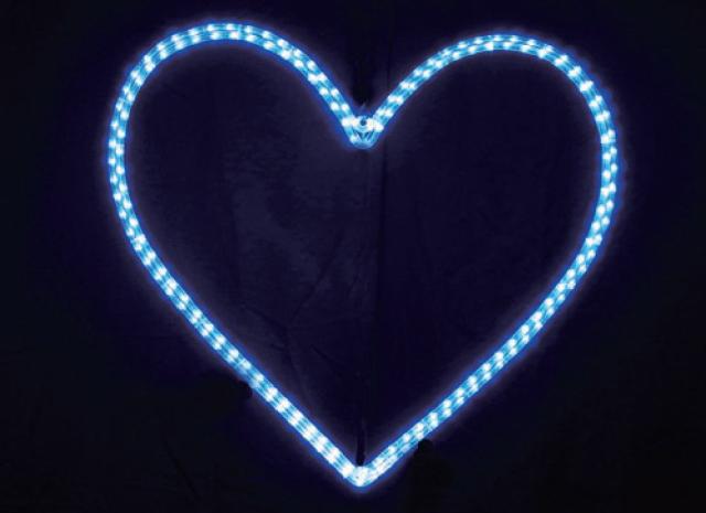 コロL2DM404-B　【イルミネーション】ハート70cm【青】【ブルー】【2Dモチーフ】【きれい】【美しい】【光】【冬】【クリスマス】【パーティー】【イベント】【LED】【飾り】【エコ】【電飾】【野外】【屋外】【雑貨】【グッズ】【かわいい】の通販はイルミネーション