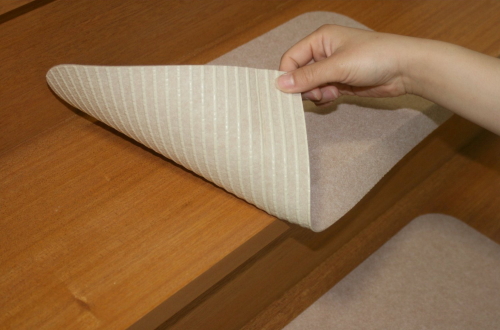 階段マット滑り止め スベリ止め付 15枚入 ベージュ グリーン 階段 安全 滑り止めマット 洗濯機可 脱水機可 転倒防止 ケガ防止 キズ防止 簡単貼り付け ペット サンコー コーナー付階段マットすべり止め付 ベージュ （15