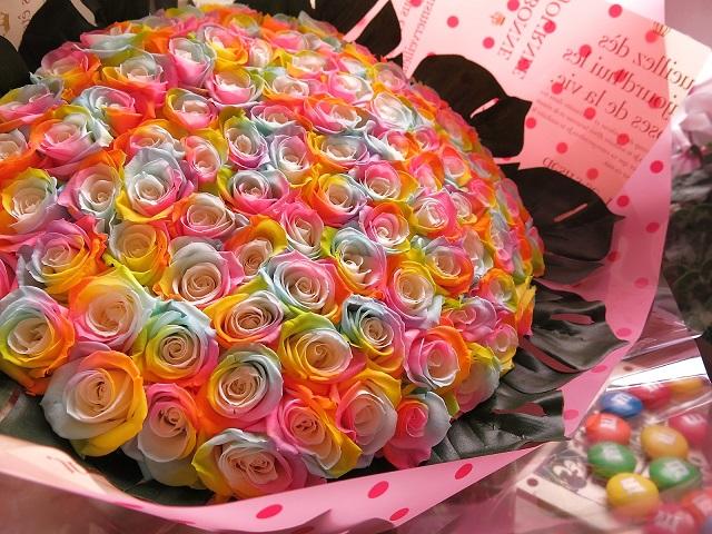 クリスマスプレゼント 花 レインボーローズ 100本 プリザーブドフラワー レインボーローズ 花束 レインボーバラ 100本使用の通販はau Pay マーケット フラワーガーデンリーブス