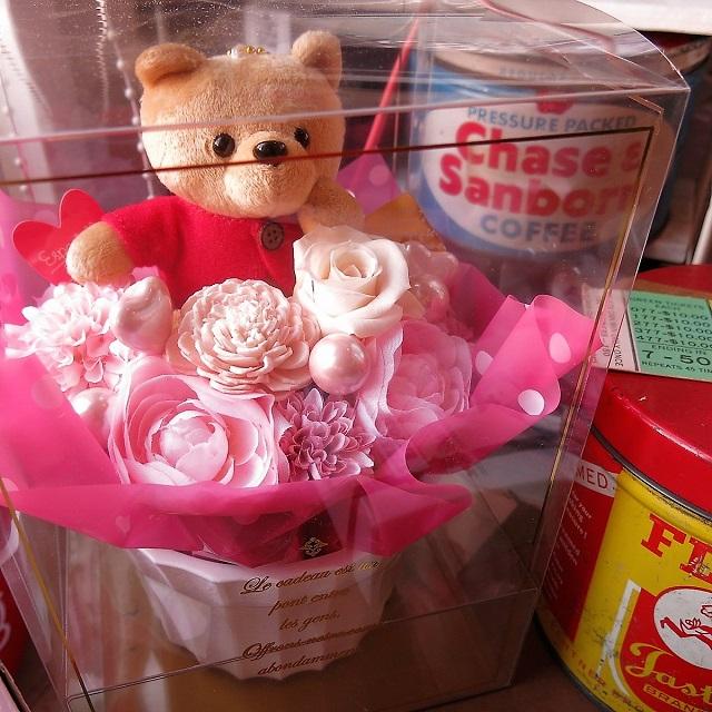 誕生日プレゼント 女性 プーさん 花束風 おすわり プリザーブドフラワー入り ケース付き プーさん種類はお任せ 記念日プレゼント 彼女 女の通販はau Pay マーケット フラワーガーデンリーブス