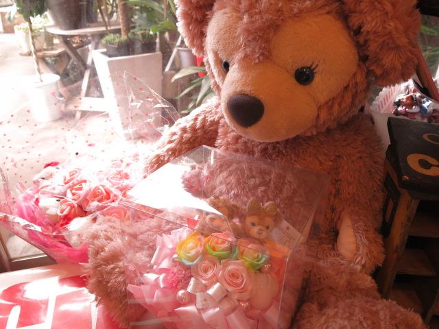 プロポーズ ダッフィー 花束風 ぬいぐるみ 大きなダッフィーがお花を抱えた サプライズ ダッフィー＆シェリーメイ レインボーローズ プリザーブドフラワー入ギフト　_4