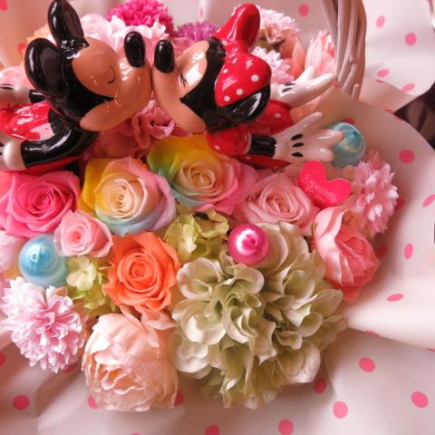 クリスマスプレゼント ディズニー ミッキー ミニー 花束風 キス レインボーローズ プリザーブドフラワー入り の通販はau Pay マーケット フラワーガーデンリーブス