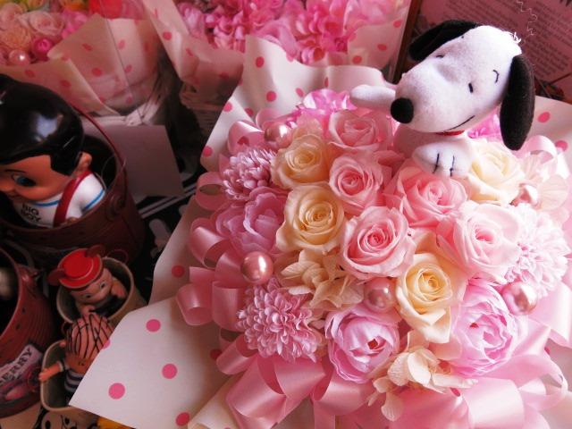 誕生日プレゼント スヌーピー入り 花 ピンク ホワイト プリザーブドフラワー スヌーピーカラーはおまかせ の通販はau Pay マーケット フラワーガーデンリーブス