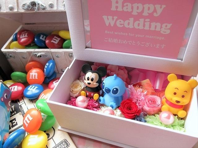 【結婚祝い ディズニー 写真立て】花束風 枯れない プリザーブドフラワープリザーブドフラワー入りディズニーおまかせマスコット3個 フォトフレーム 花 プレゼント プリザーブドフラワー入りの通販は