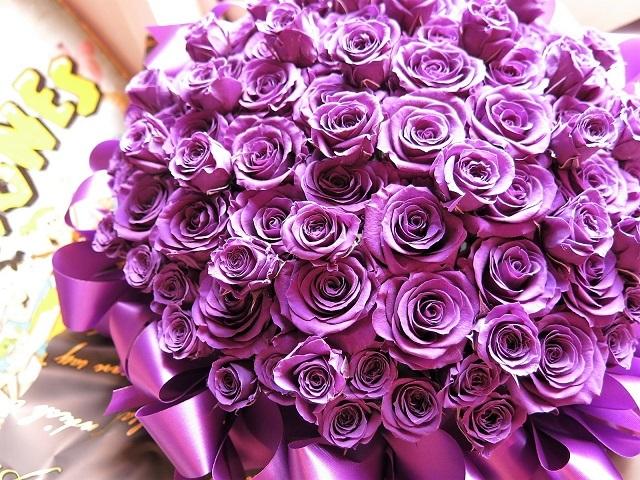 喜寿お祝いプレゼント 77歳 お祝い 花束風 フラワーギフト プリザーブドフラワー 紫バラ77本 30×40 ケース付き