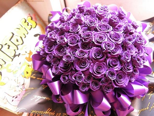 喜寿お祝いプレゼント 77歳 お祝い 花束風 フラワーギフト プリザーブドフラワー 紫バラ77本 30×40 ケース付き_1
