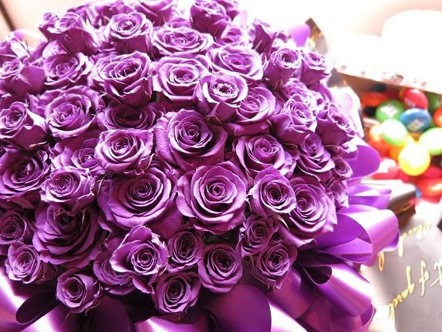 喜寿お祝いプレゼント 77歳 お祝い 花束風 フラワーギフト プリザーブドフラワー 紫バラ77本 30×40 ケース付き_7