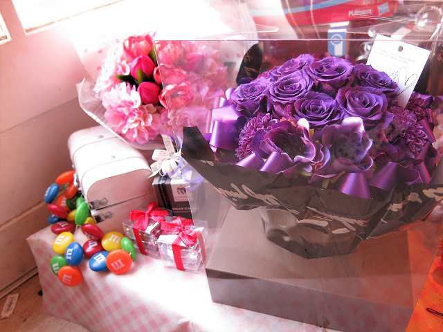 お祝い 喜寿 77歳 紫バラ 花束風 枯れない 77本 プリザーブドフラワー 77本使用 ケース付き
