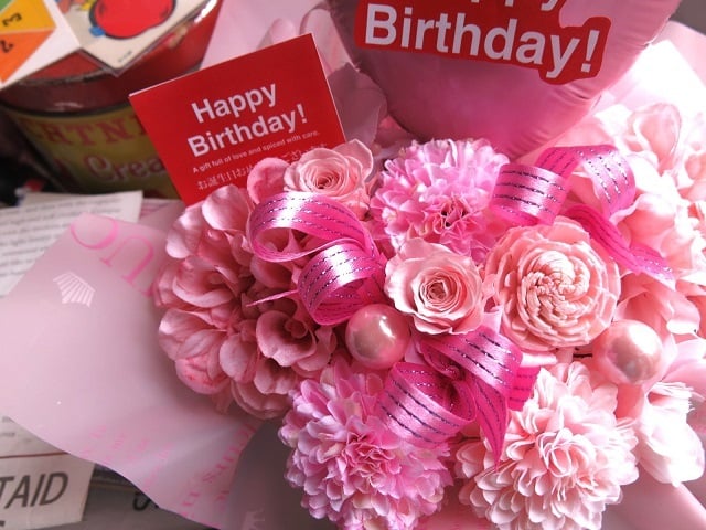 プリザーブドフラワー プレゼント ハート 花束風 友人 友達 レインボーローズ バラいっぱい ギフト クリアーケース入り 母親 彼女 記念日 送料無料 誕生日プレゼント 女性 女友達 お祝い ピンク系 花束風