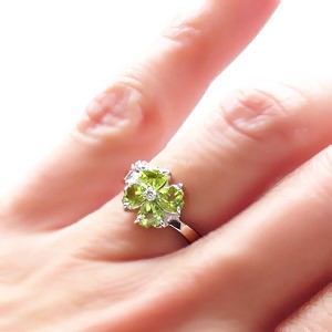 四葉のクローバー ペリドット ダイヤモンドリング 0.04ct プラチナ900