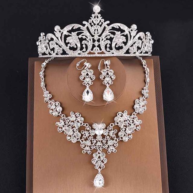 プリンセスウエディングジュエリーセット（イヤリング＆ネックレス＆ティアラ） 首飾り チョーカー レディース 結婚式 パーティジュエリー ラインストーン クリスタル ジルコニア  王冠 戴冠式 コスプレ 仮装 キャバ譲 キャバクラ 王女 妃 姫 披露宴 ドレス