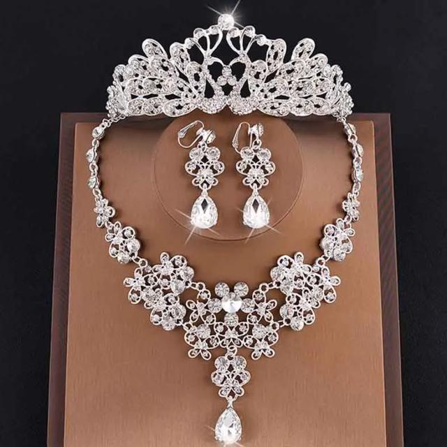 プリンセスウエディングジュエリーセット（イヤリング＆ネックレス＆ティアラ） 首飾り チョーカー レディース 結婚式 パーティジュエリー ラインストーン クリスタル ジルコニア  王冠 戴冠式 コスプレ 仮装 キャバ譲 キャバクラ 王女 妃 姫 披露宴 ドレス 孔雀 くじゃく