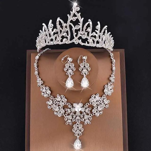 プリンセスウエディングジュエリーセット（イヤリング＆ネックレス＆ティアラ） 首飾り チョーカー レディース 結婚式 パーティジュエリー ラインストーン クリスタル ジルコニア  王冠 戴冠式 コスプレ 仮装 キャバ譲 キャバクラ 王女 妃 姫 披露宴 ドレス 氷 炎