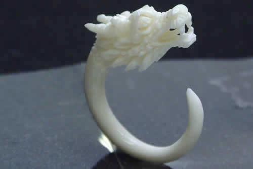 ドラゴンヘッドボーンピアス/12ゲージ （12G） 8ゲージ （8G） ホワイトドラゴン 白竜 龍 ボディピアス 水牛の角や骨 金属アレルギー対応 メンズ レディース インディアンジュエリー 手作り ボヘミアン ペア 黒色は角 白色は骨 おもしろ ユニーク 個性の通販は 4,910円