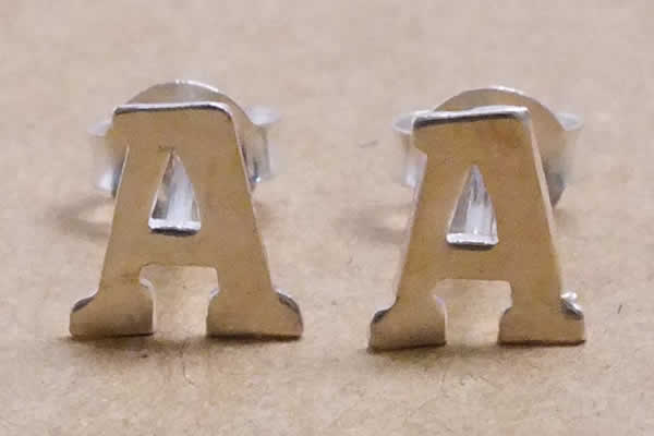 A アルファベットシルバーピアス/1ペア販売 両耳 エー エイ シルバー 