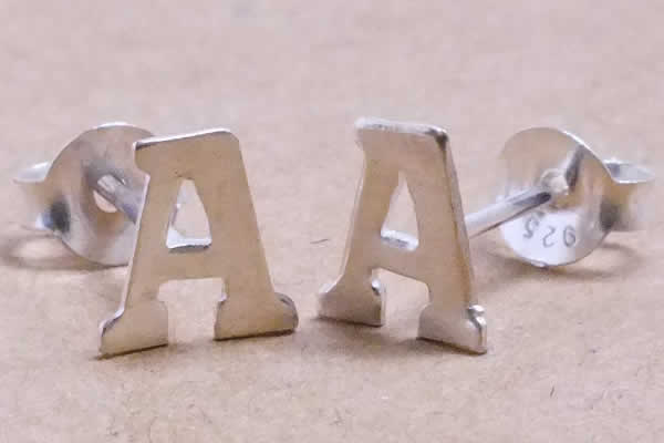 A アルファベットシルバーピアス/1ペア販売 両耳 エー エイ シルバー 