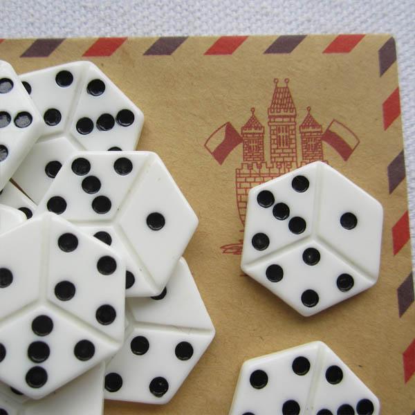 サイコロアクリルパーツ 1個販売 ダイス おもしろ ユニーク 面白い 個性的 アクセサリー ピアス パーツ プラスティック イヤリング 貼りの通販はau Pay マーケット ボディピアス専門店グリーンピアッシング