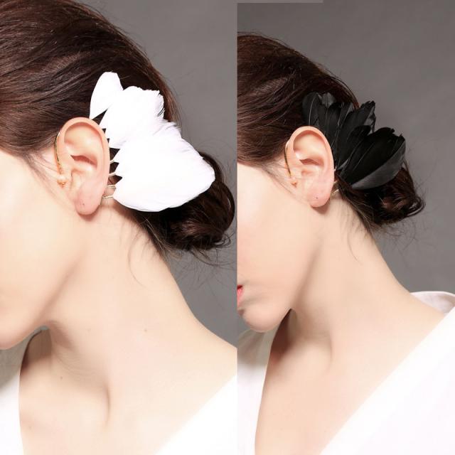 スワンフェザーパールイヤーフック 1個販売 右耳用 左耳用 両耳 白鳥 羽根 黒色 白色 ブラック ホワイト 金色 ゴールド 真珠 耳にかける ノンホール 開けない イヤリング イヤーカフ レディース 女性 母の日 記念日 プレゼント 結婚式 ウエディングジュエリー ドレスの通販は 5,500円