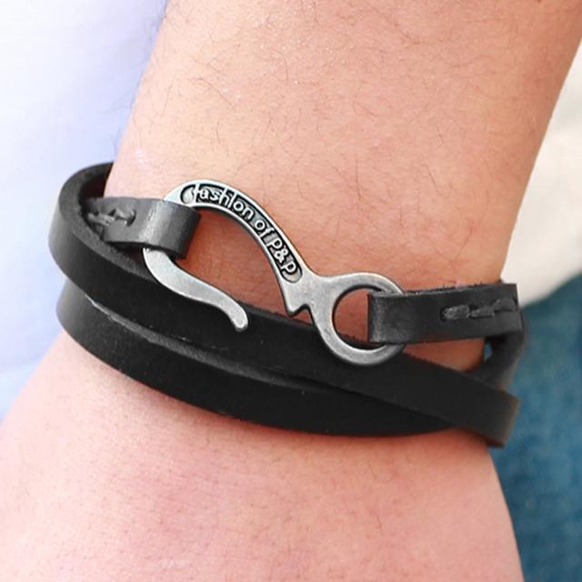 ブラックレザーフィッシュフックラップブレスレット 黒革 黒い皮 手首 釣り針 釣針 3連 3周 グルグル巻き 重ね付け 革紐 皮ひも レザーアの通販はau Pay マーケット ボディピアス専門店グリーンピアッシング