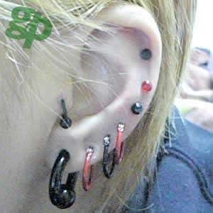 希羅さんの耳のピアス★ブラックビーズリング/4ゲージ（GG）（M）の通販は