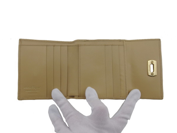 【30％OFF★週末タイムセール】サルヴァトーレフェラガモ Salvatore Ferragamo 二つ折り財布 ベージュ レディース 中古_4