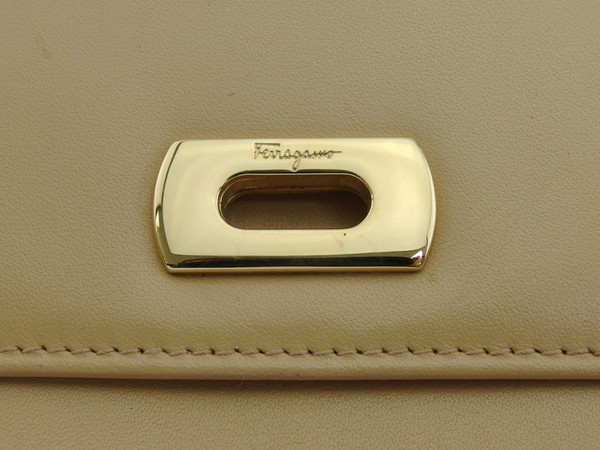 【30％OFF★週末タイムセール】サルヴァトーレフェラガモ Salvatore Ferragamo 二つ折り財布 ベージュ レディース 中古_7