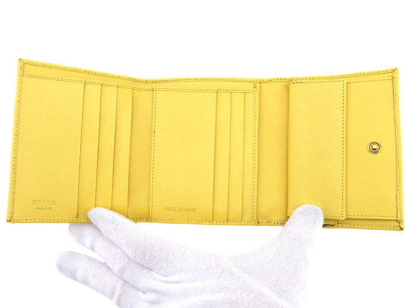 ＰＲＡＤＡ　プラダ　サフィアーノ　ゴールド金具　三つ折り財布 a プラダ PRADA 三つ折り財布 サフィアーノ ゴールド SOLEIL レディース