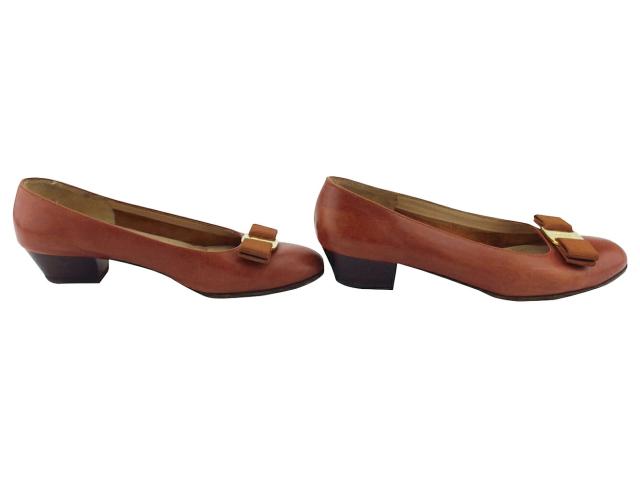 【30％OFF★土日ひと休み大売り出し】サルヴァトーレフェラガモ Salvatore Ferragamo パンプスヴァラリボン ♯6二分の一C ラウンドトゥ 赤銅色 ゴールド レディース 中古