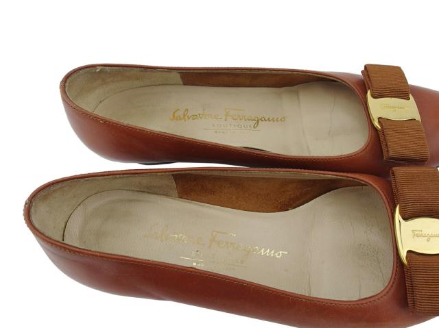 【30％OFF★土日ひと休み大売り出し】サルヴァトーレフェラガモ Salvatore Ferragamo パンプスヴァラリボン ♯6二分の一C ラウンドトゥ 赤銅色 ゴールド レディース 中古