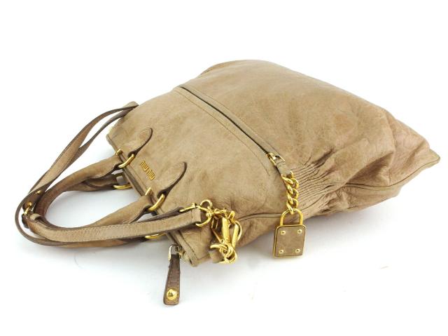 【30％OFF★週末タイムSALE】ミュウミュウ MIUMIU ショルダーバッグロゴ カデナチャーム付き ベージュ ゴールド レディース 中古