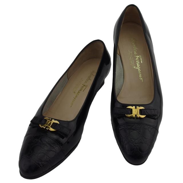 【BIGお買い物ラリー★30%OFFセール中】サルヴァトーレフェラガモ Salvatore Ferragamo パンプスガンチーニ ♯6C リボン ラウンドトゥ ブラック ゴールド レディース 中古