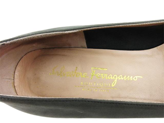 【30％OFF★土日ひと休み大売り出し】サルヴァトーレフェラガモ Salvatore Ferragamo パンプスロゴプレート ♯8二分の一C ラウンドトゥ 薄墨色 薄墨色 ゴールド レディース 中古