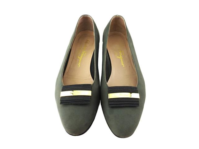 【30％OFF★土日ひと休み大売り出し】サルヴァトーレフェラガモ Salvatore Ferragamo パンプスロゴプレート ♯8二分の一C ラウンドトゥ 薄墨色 薄墨色 ゴールド レディース 中古