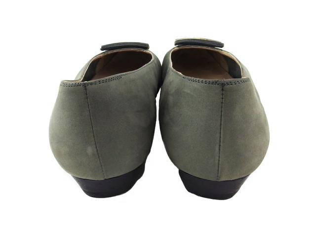 【30％OFF★土日ひと休み大売り出し】サルヴァトーレフェラガモ Salvatore Ferragamo パンプスロゴプレート ♯8二分の一C ラウンドトゥ 薄墨色 薄墨色 ゴールド レディース 中古
