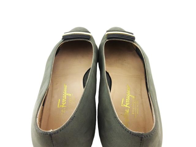 【30％OFF★土日ひと休み大売り出し】サルヴァトーレフェラガモ Salvatore Ferragamo パンプスロゴプレート ♯8二分の一C ラウンドトゥ 薄墨色 薄墨色 ゴールド レディース 中古