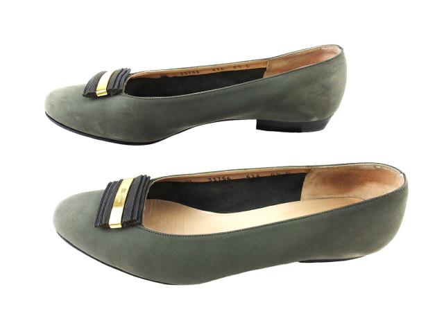 【30％OFF★土日ひと休み大売り出し】サルヴァトーレフェラガモ Salvatore Ferragamo パンプスロゴプレート ♯8二分の一C ラウンドトゥ 薄墨色 薄墨色 ゴールド レディース 中古