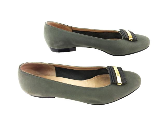 【30％OFF★土日ひと休み大売り出し】サルヴァトーレフェラガモ Salvatore Ferragamo パンプスロゴプレート ♯8二分の一C ラウンドトゥ 薄墨色 薄墨色 ゴールド レディース 中古