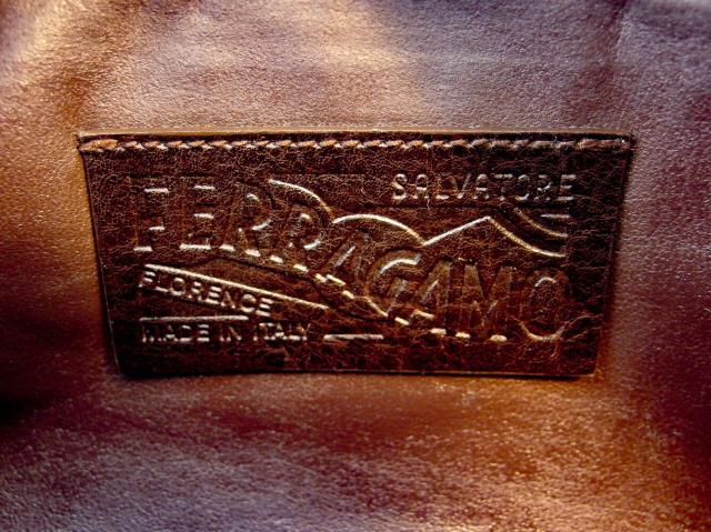 【30％OFF★土日ひと休み大売り出し】サルヴァトーレフェラガモ Salvatore Ferragamo クラッチバッグサイドロゴ 赤銅色 しろがね色 レディース 中古