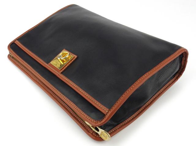 【30％OFF★土日ひと休み大売り出し】セリーヌ CELINE クラッチバッグロゴプレート 黒いこと 赤銅色 ゴールド レディース 中古
