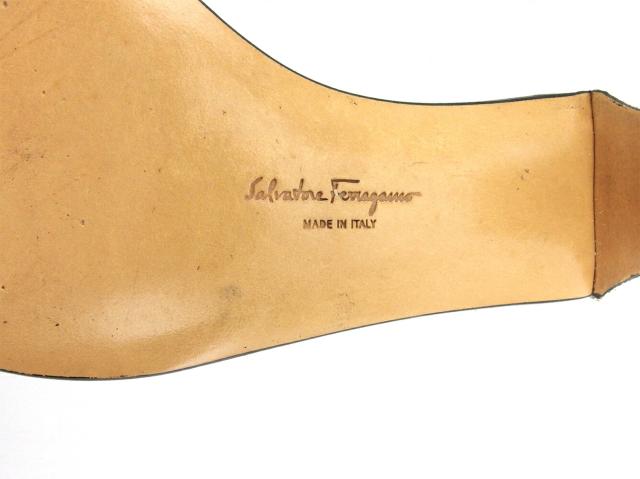 サルヴァトーレフェラガモ Salvatore Ferragamo パンプスロゴプレート